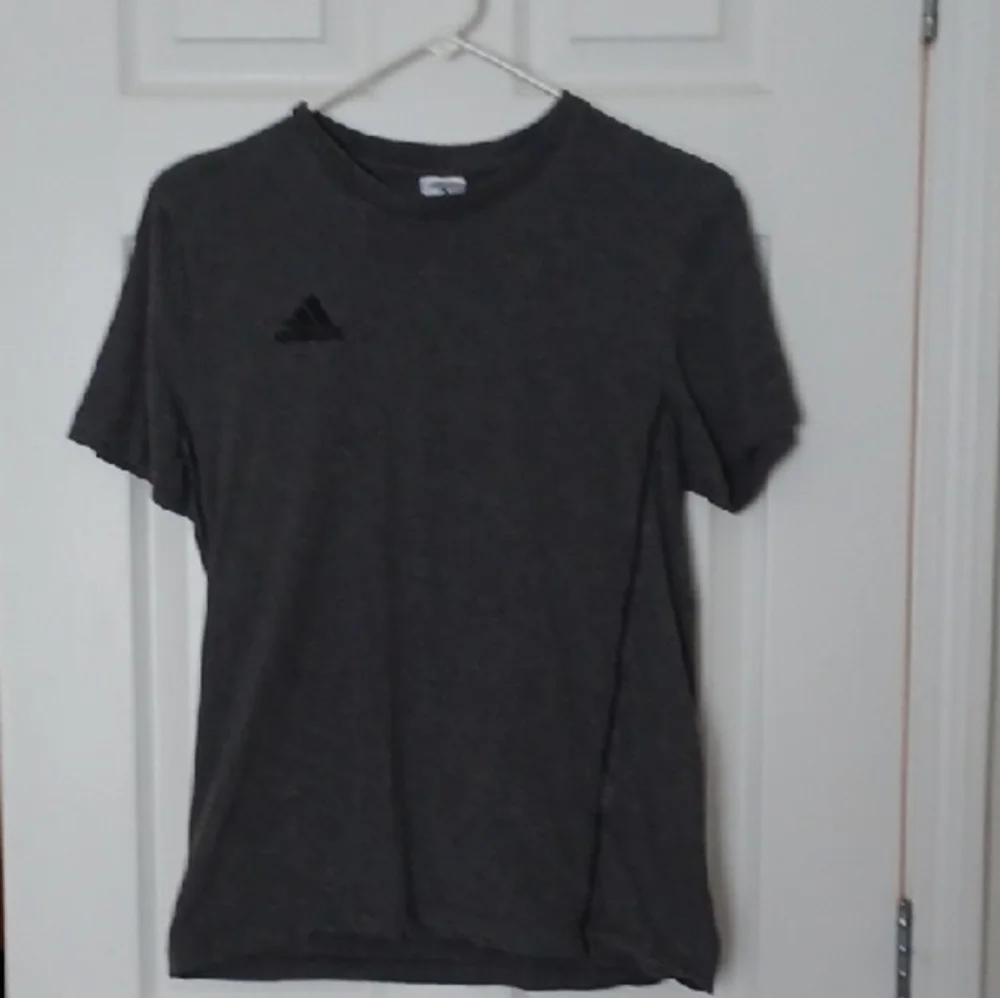 -- Adidas Men's Gray T-Shirt Size Small Casual